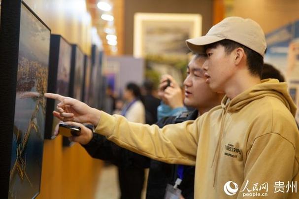 摄影艺术展现场.人民网 龙章榆摄