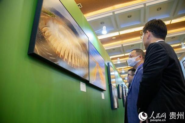 摄影艺术展现场.人民网 龙章榆摄