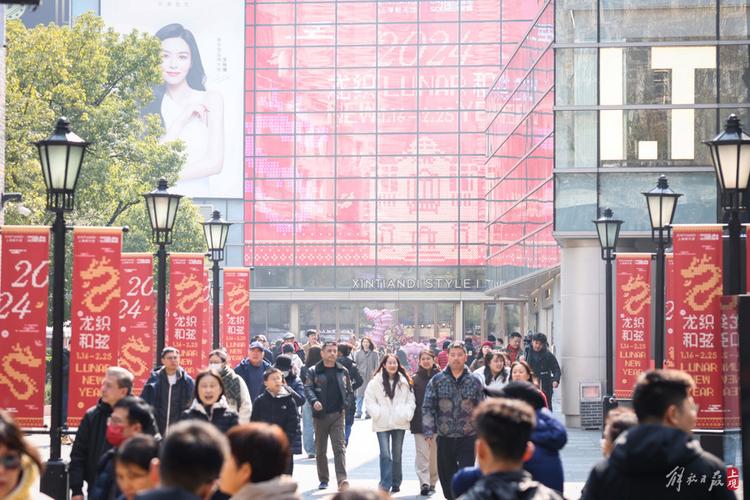"龙织和弦"喜庆十足,8米粉红编织龙展新春生机
